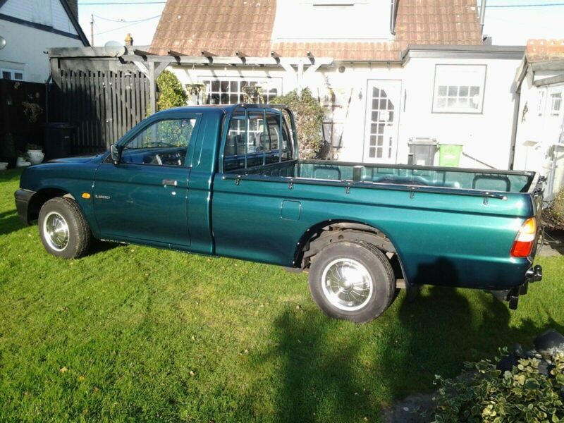 Mitsubishi pick up Truck Image