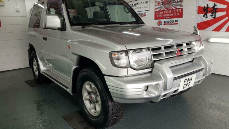 Mitsubishi Pajero 3 door 2.4cc silver japanese import corrosion free 97 in stock Image
