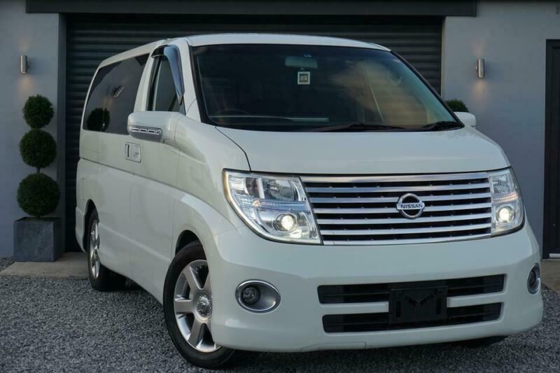 NISSAN ELGRAND HIGHWAY STAR 2.5i AUTO 4 WHEEL DRIVE **IMMACULATE CONDITION** Image