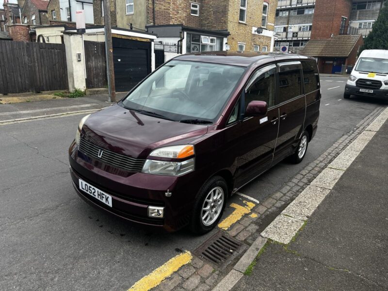 Toyota Voxy Image