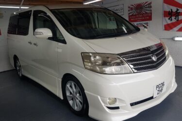 Toyota alphard 2.4 petrol automatic in white 8 seater fresh japanese import 2006 Image
