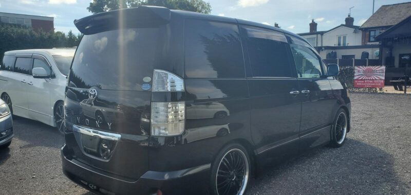 Toyota voxy 2.0 automatic in black twin sunroofs fresh japanese import 2006 Image