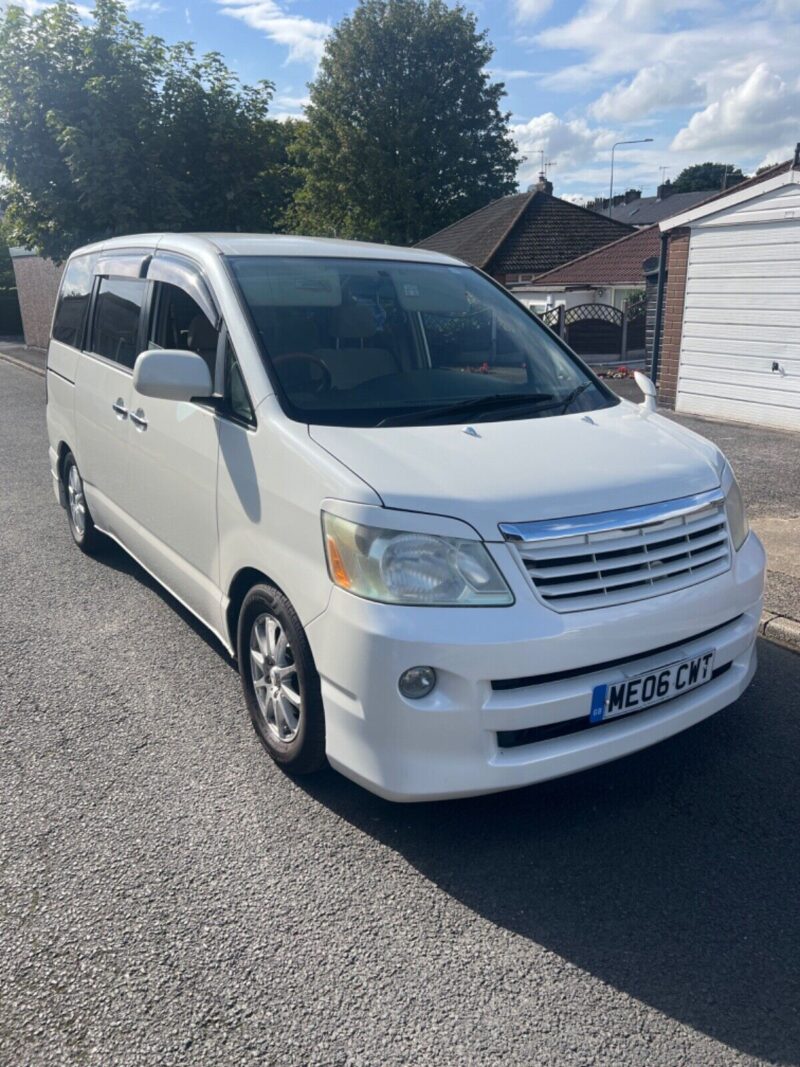 TOYOTA NOAH VOXY 2006 06 MPV 7 SEATER 2.0 Image