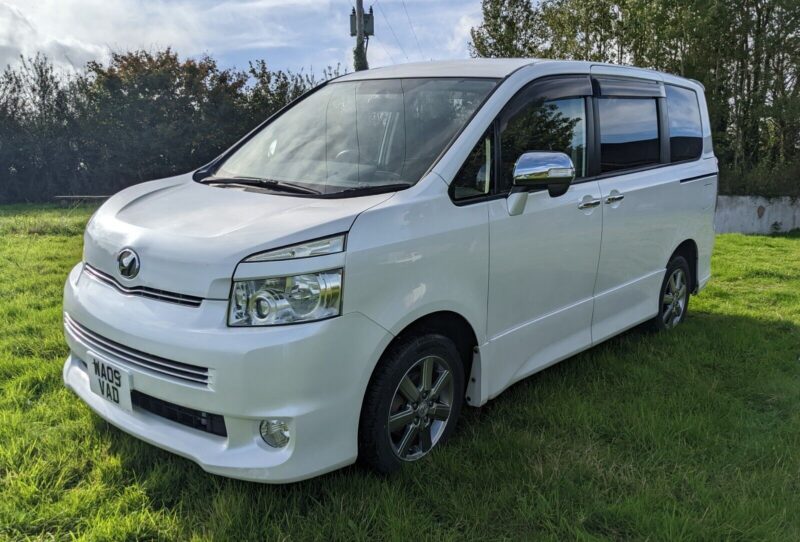 Toyota Voxy - 2009 - 96k miles - fresh import - MOT - 4WD - alloys - 8 seater Image