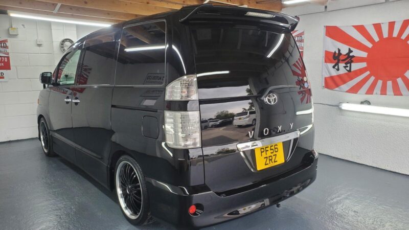 Toyota voxy 2.0 automatic black 52k sunroofs fresh japanese import 8 seats 2006 Image