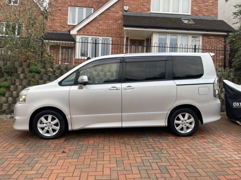 2007 TOYOTA VOXY 2.0 V6 PETROL AUTOMATIC 7 SEATER SAT NAV - 1 PREVIOUS OWNER Image