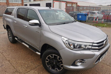 TOYOTA HILUX 2017 INVINCIBLE X 2.4 SILVER AUTOMATIC PICKUP Image