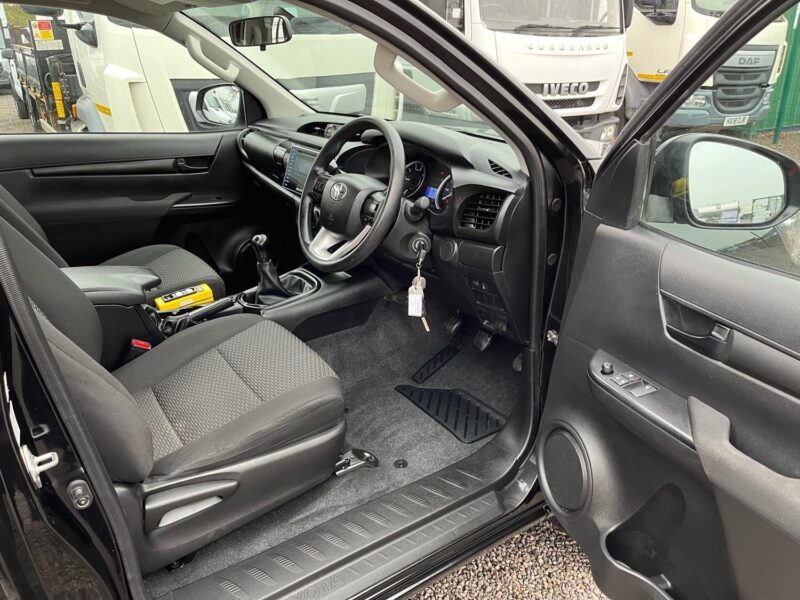 TOYOTA HILUX SINGLE CAB D-4D 4WD 4X4 TIPPER 2018 Image