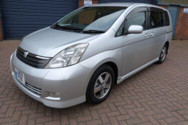 Toyota ISIS Isis Platina ULEZ Compliant Petrol Image