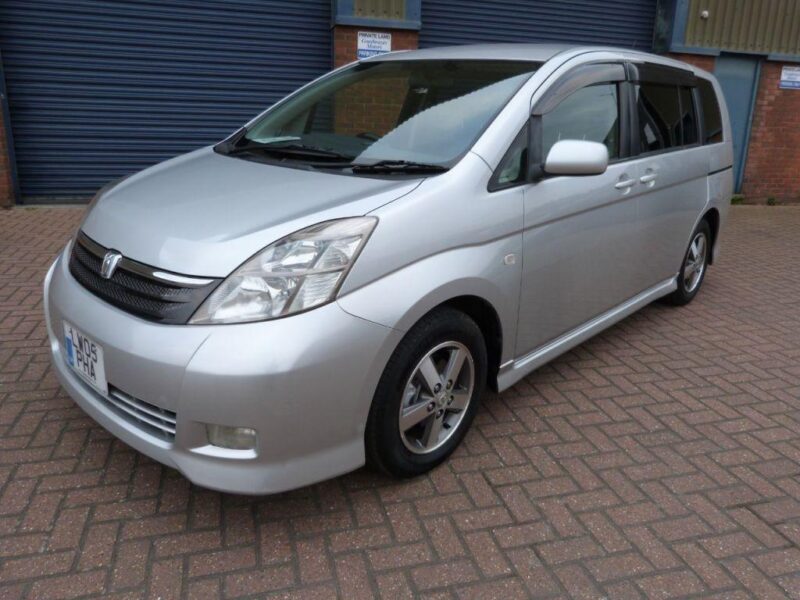 Toyota ISIS Isis Platina ULEZ Compliant Petrol Image