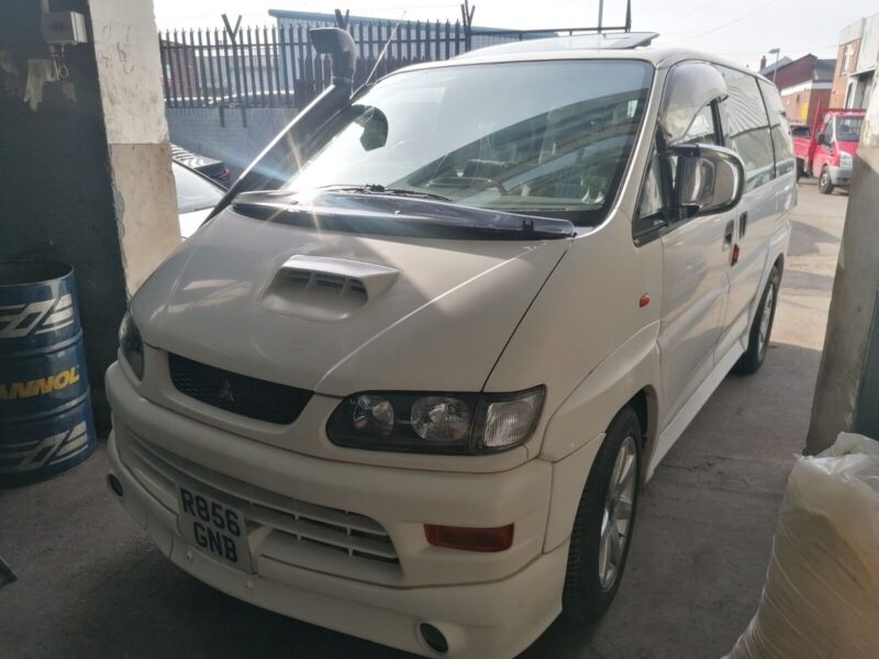 Mitsubishi Delica L400 special edition Space Gear Image