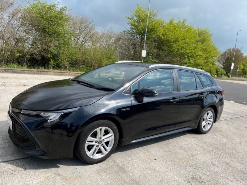 TOYOTA COROLLA ICON TECH 1.8 PETROL HYBRID VVTI ESTATE 69 REG IN BLACK!!! Image