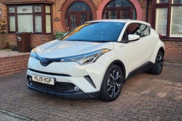 2019 Toyota C-HR 1.8 VVT-h Design SUV 5dr Petrol Hybrid CVT HATCHBACK Petrol/Ele Image