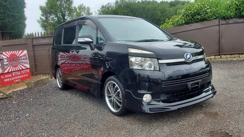 Toyota voxy 2.0 automatic black fresh japanese import bimta mileage 08 Image