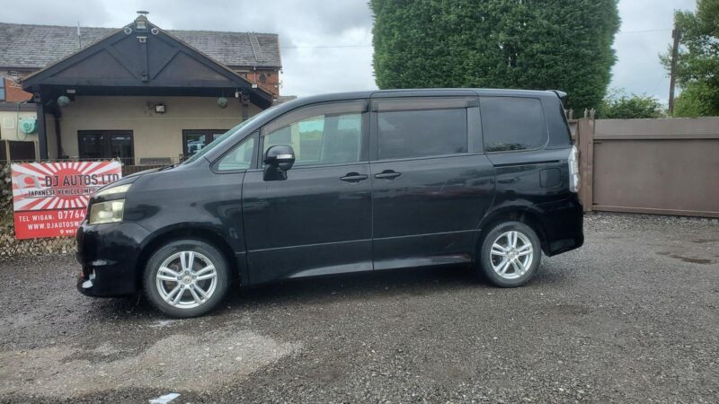 Toyota voxy 2.0 automatic in black 8 seater japanese import 08 Image