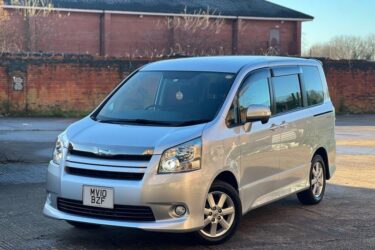 2010 Toyota Voxy / Noah 2.0 S Image