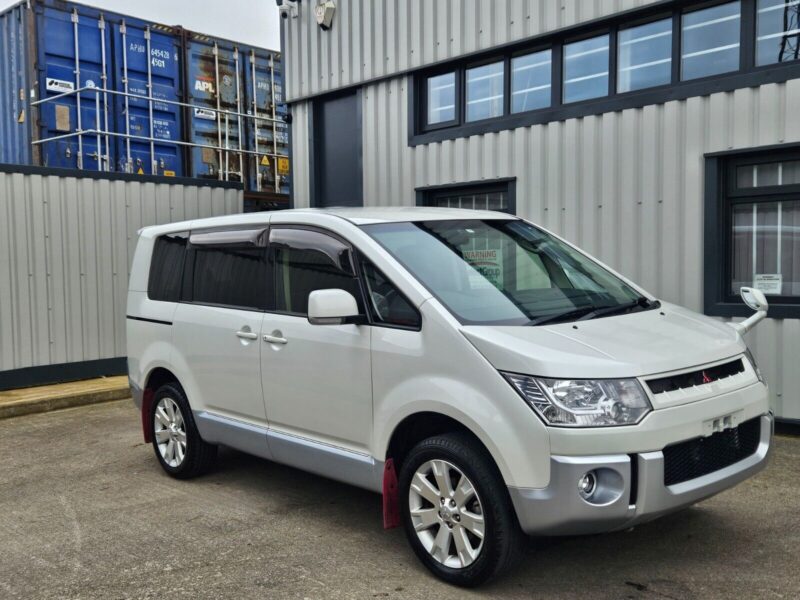 MITSUBISHI DELICA D5 PREMIUM 2.4 4WD PETROL AUTOMATIC 2013/13 ONLY 61,000 MILES Image