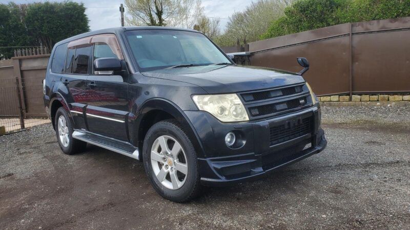 Mitsubishi pajero 3.8 v6 automatic 7 seater japanese import 2006 Image