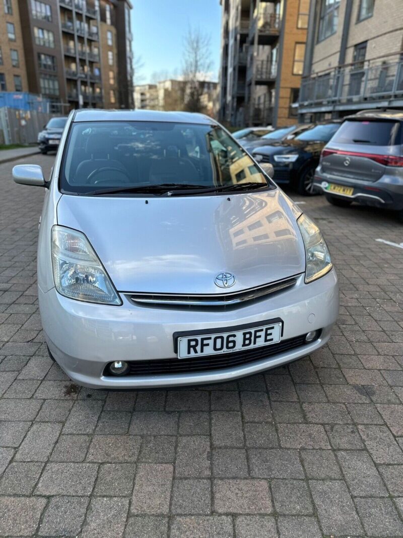 TOYOTA PRUIS 1.5 HYBRID HPI CLEAR NAVER USED TAXI LOW MILES IDEAL FAMLEY CAR Image