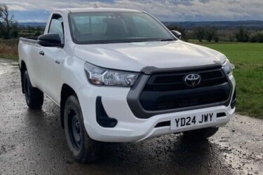 2024 TOYOTA HILUX 2.4 D4d ACTIVE SINGLECAB PICKUP 5k WHITE L. RACK TOWBAR NO VAT Image