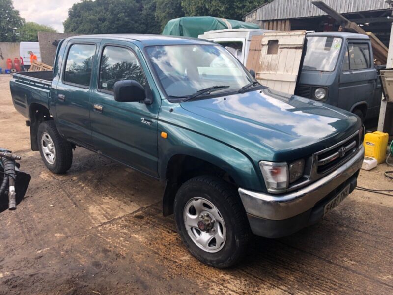toyota hilux double cab mk4 4x4 Image