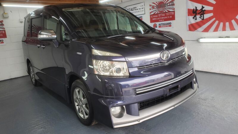 Toyota voxy/noah 2.0 petrol automatic 8 seater fresh japanese import 09 Image