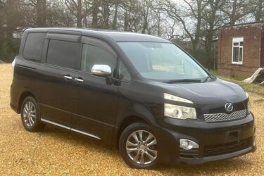 TOYOTA VOXY / NOAH X 2.0L PETROL AUTO 8 SEATS 5 DOOR LOW MILES Image