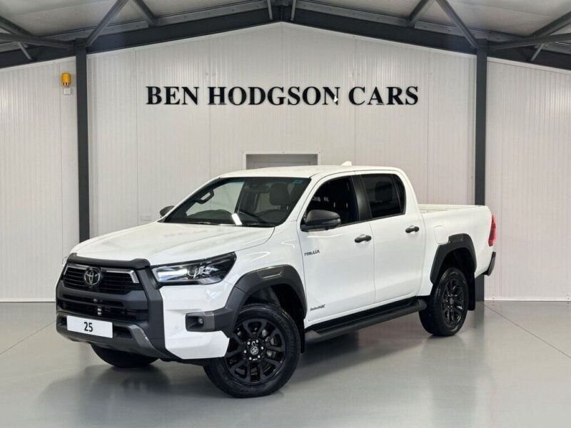 2025 Toyota Hilux 2.8 D-4D INVINCIBLE X PICKUP DOUBLE CAB 4DR DIESEL AUTO 4WD EU Image