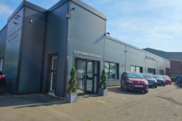 Toyota Hilux INVINCIBLE 4WD 2.4 D-4D DCB [REVERSE CAMERA, HEATED SEATS & 4WD] Image