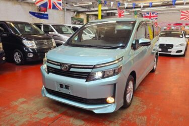 Toyota Voxy 2.0 Auto Ulez Free P doors Camera 7 seat Petrol Automatic Image