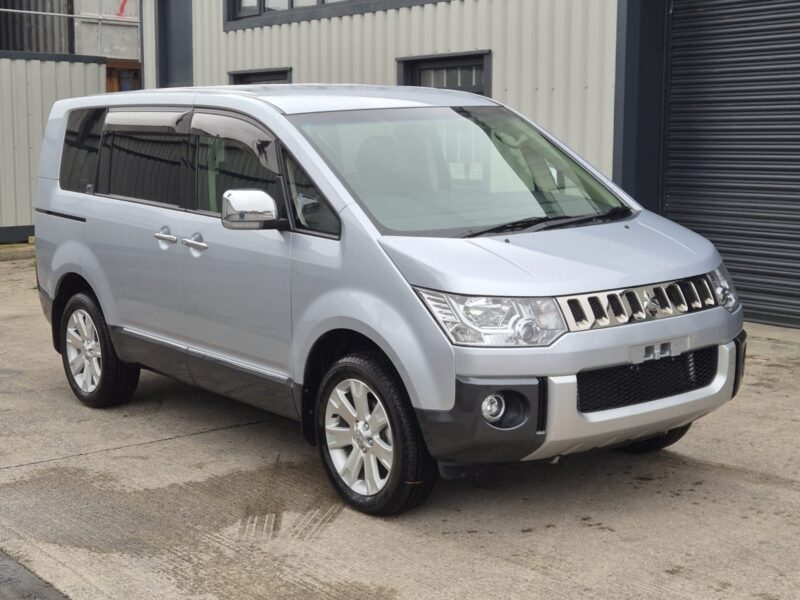 MITSUBISHI DELICA D5 CHAMONIX 2009/09 2.4 PETROL AUTOMATIC 4WD 49,000 MILES ULEZ Image